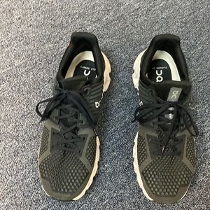 On Cloud tennis shoes. Barely worn.
